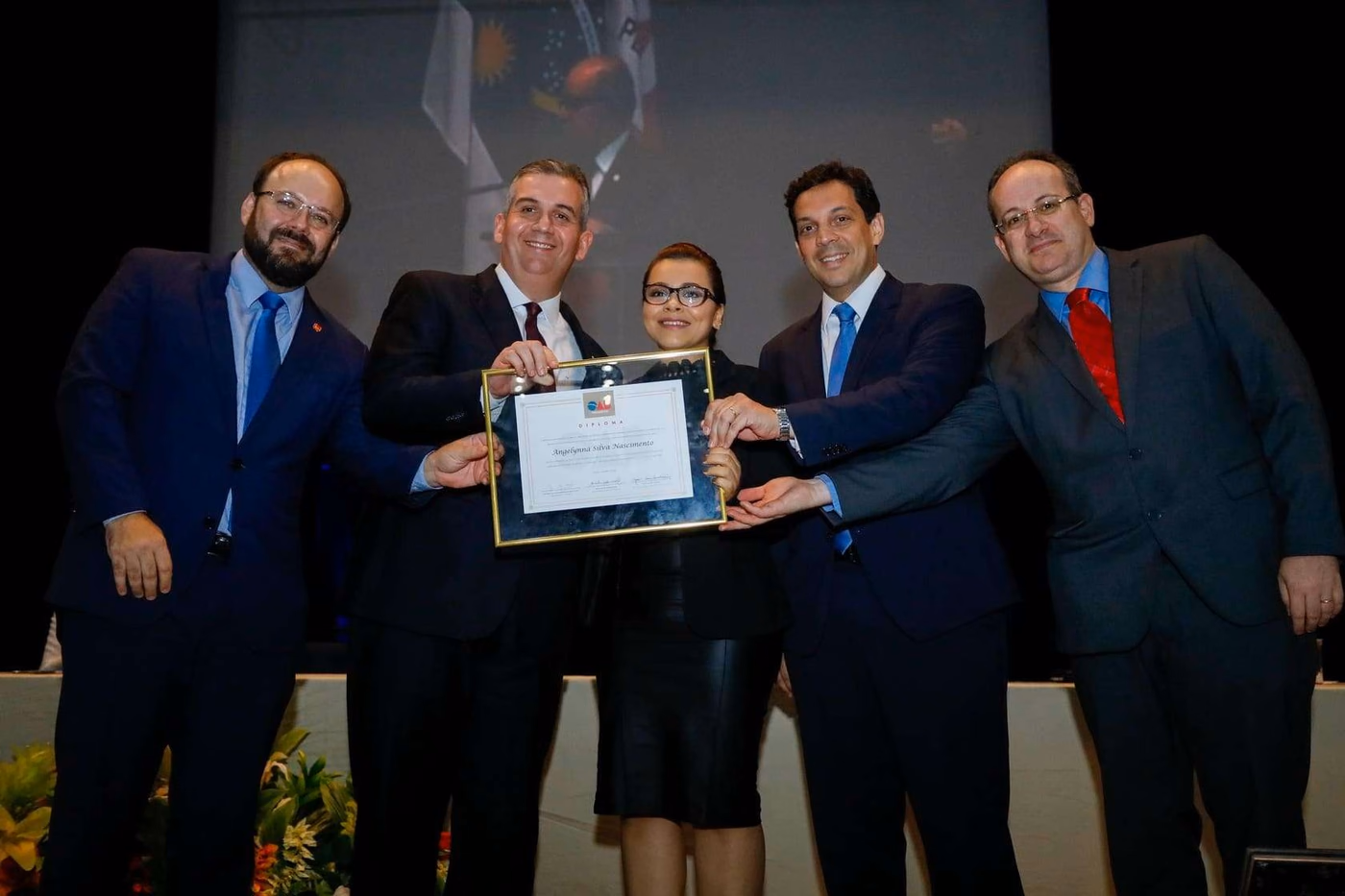 Laureada no juramento: Reconhecida pela Ordem entre os novos advogados de Pernambuco.