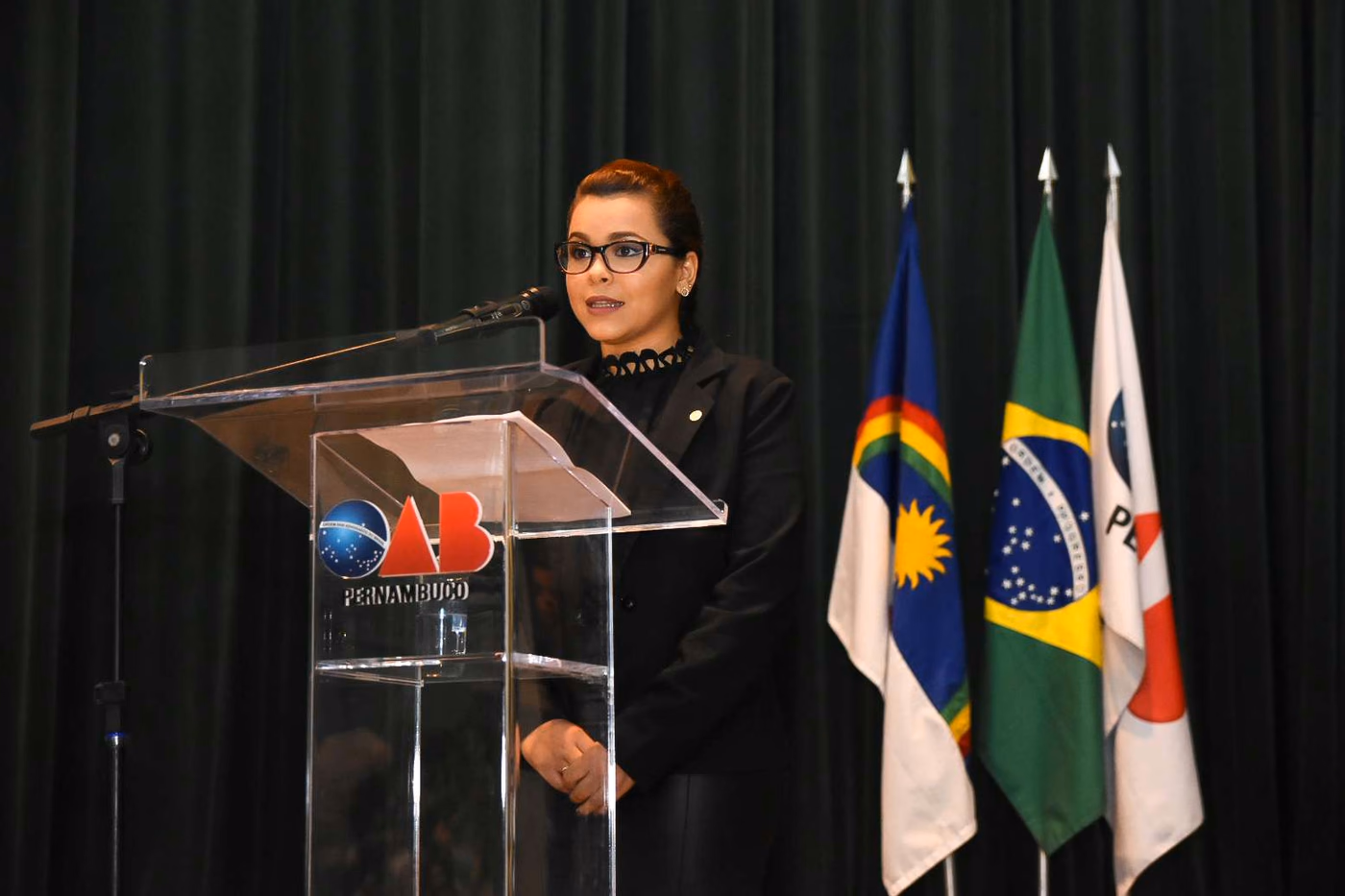 1º lugar no Exame da Ordem: Oradora da turma no juramento da OAB-PE, representando mais de 700 novos advogados.