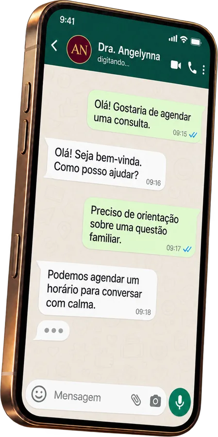 Celular com conversa no WhatsApp com a Dra. Angelynna Nascimento para agendar uma consulta